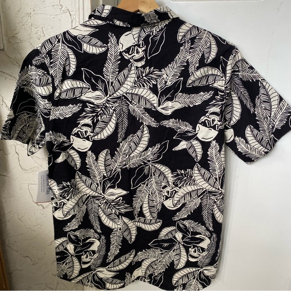BNWT Old Navy Plants and Skulls Button Up Top! - Picture 2 of 7